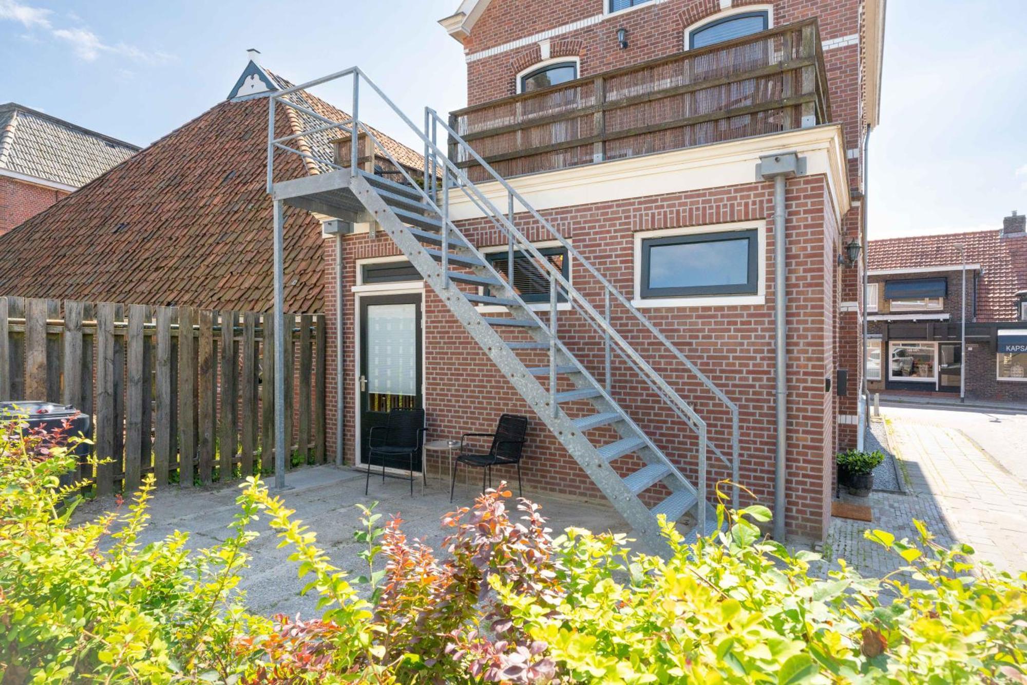 Sfeervol Verblijf In Oude Gemeentehuis Eenrum. Exterior foto